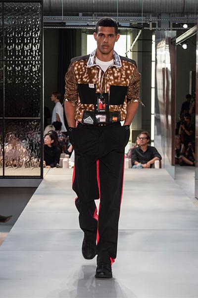 تصاميم راقية بلمسة جريئة ... اليك مجموعة Ricardo Tisci الأولى لدار Burberry